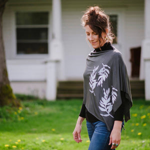 Laurel Poncho Plum with White