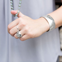 Load image into Gallery viewer, Hammered Cigar Band Ring