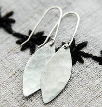Load image into Gallery viewer, Silver Leaves Earrings